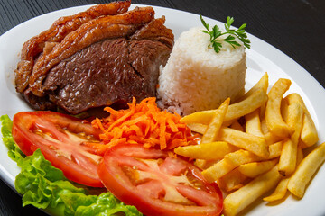 Filet with fries, served with rice and lettuce, tomato and carrot salad