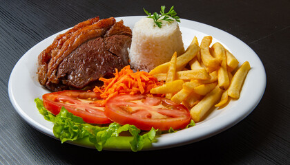Filet with fries, served with rice and lettuce, tomato and carrot salad