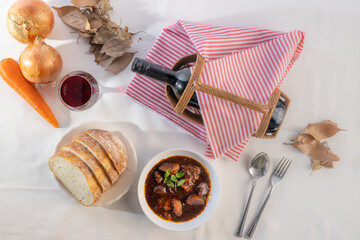 ビーフシチューとパンとワイン