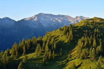 Le Pic de la Belle Etoile (alt 2718 m) et la crête du Grand Rocher juste après l'aube, vus depuis...