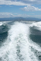 ボートの水しぶき