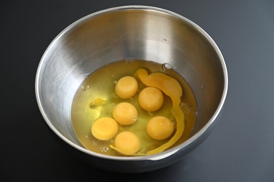 &OElig;ufs crus dans un saladier en inox