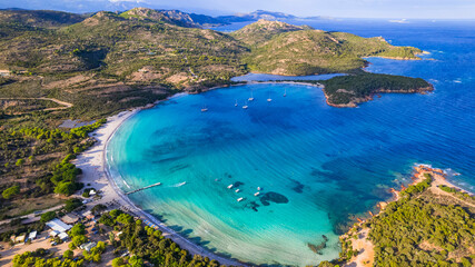 Beste stranden van het eiland Corsica - panoramisch uitzicht vanuit de lucht op het prachtige strand van Rondinara met een perfecte ronde vorm en een kristalheldere turquoise zee.