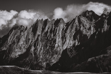 Obraz premium jagged mountains black and white