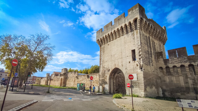 remparts de la ville d'Avignon sous un ciel bleu