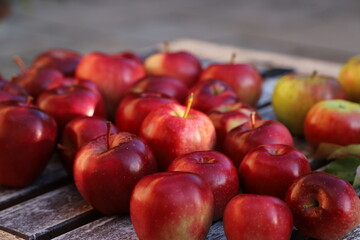 rote Äpfel auf Holztisch
