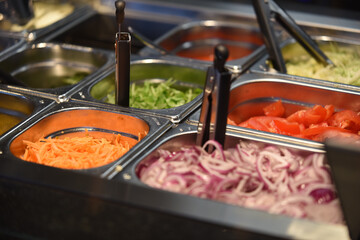 frische Auswahl an Gemüse bei einem Buffet eines Restaurantes für veganer und vegetarier