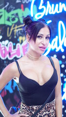 Mujer joven moderna con operación de pechos y labios en un fhotocall callejero