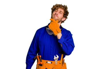 Young caucasian electrician man isolated on white background looking sideways with doubtful and skeptical expression.