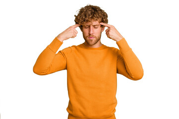 Fototapeta premium Young caucasian man isolated on green chroma background focused on a task, keeping forefingers pointing head.