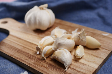 close up pf garlic on a chopping board on table 