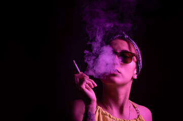 Obraz premium Colorful smoke and stylish woman.