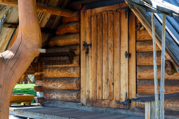 Drzwi w drewnianym góralskim domku - obrazy, fototapety, plakaty