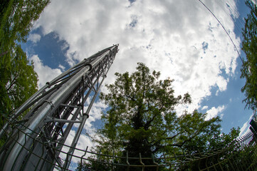 Antenne et émetteur de téléphonie mobile 4G , pylône métallique, mât émission des ondes GMS 