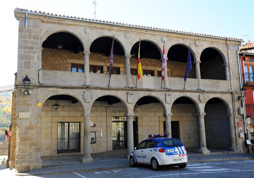 Coche de la Polic&iacute;a Local en el Ayuntamiento de B&eacute;jar, provincia de Salamanca, Castilla y Le&oacute;n, Espa&ntilde;a. Monumentos en B&eacute;jar. Turismo en B&eacute;jar. Que ver en Bejar.