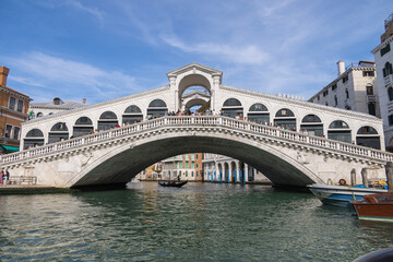 Fototapeta na wymiar Rialto bridge, in Venice. Puente Rialto de Venecia.