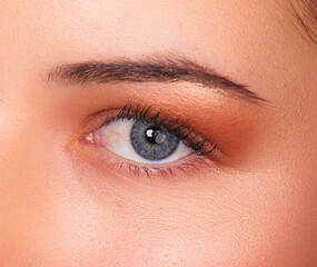 Obraz premium Eye with vibrant eye makeup beauty look