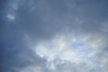 Wolken Gebilde mit blau, grau und weiß