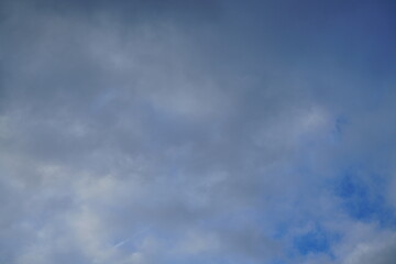 Wolken Gebilde mit blau, grau und weiß