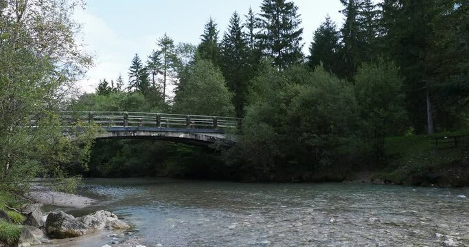 Wei&szlig;ach (Tegernsee) ein Fluss durch des Bayerischen Waldes entlang des Kreuther Tals zwischen Wei&szlig;achbr&uuml;cke in Rottach-Egern und Pf&ouml;rner Br&uuml;cke