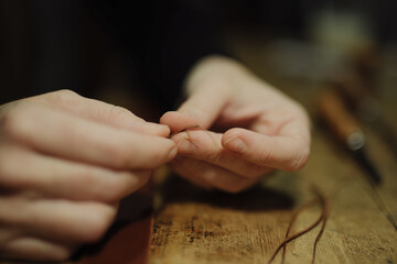 Obraz premium threading a needle for sewing