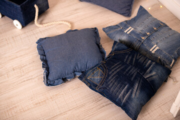 Jeanskissen liegen auf dem Boden