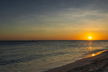 Fototapeta premium Magnificent view of sunset in Atlantic ocean from Eagle Beach of island of Aruba.