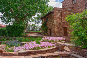 Cameron, Arizona: The sandstone paths of the Cameron Floral Gardens behind the Native American Art Gallery at Cameron Trading Post. - obrazy, fototapety, plakaty