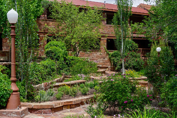 Cameron, Arizona: The sandstone paths of the Cameron Floral Gardens behind the Native American Art Gallery at Cameron Trading Post. - obrazy, fototapety, plakaty
