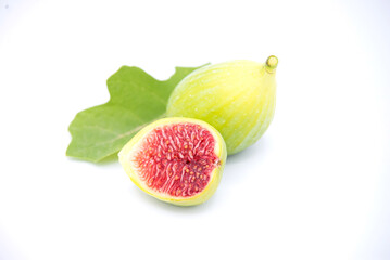 Figue mure coupée isolée sur fond blanc	/ Cut ripe fig isolated on white background
