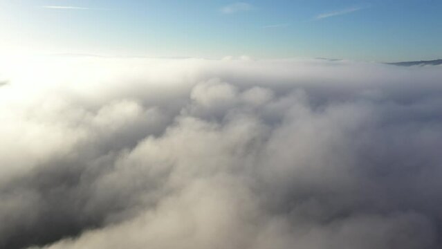 Mer de nuage avec lev&eacute; de soleil vue en drone