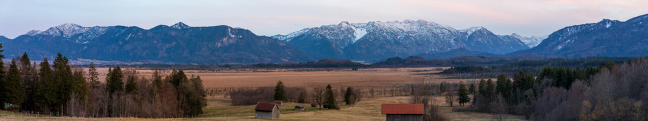 Obraz na płótnie Canvas Panoramaaufnahme aus vielen Einzelaufnahmen vom Murnauer Moos im Winter