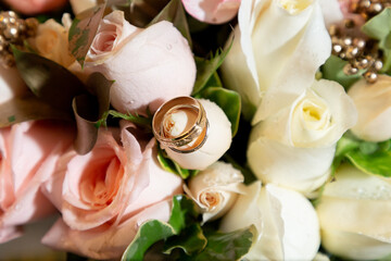 Detalles de manos, anillos o aros de boda, bouquet, firma detalles de bodas, alianzas matrimoniales