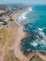 Naklejka premium Aerial view of moonstone beach with sea waves towards the sand