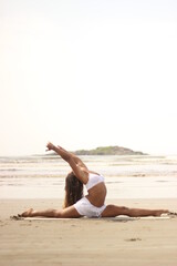 Fototapeta na wymiar yoga on the beach
