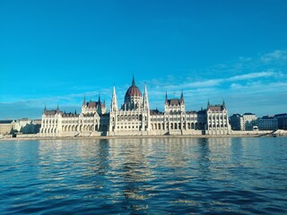 Parlamento de Budapest (Hungría) desde el río Danubio