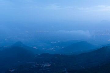 Desierto de las palmas cubierto por una densa niebla