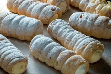 美味しいパイ生地で焼き上げたコロネロールケーキ