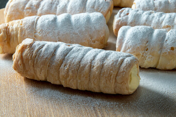 美味しいパイ生地で焼き上げたコロネロールケーキ