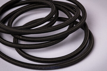 mangueras negras, cables negros, conductos negros, líneas negras
