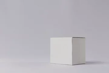 Deurstickers cubo en fondo blanco, fondo blanco, blanco sobre blanco, cubo minimalista, caja blanca, cuadrado, caja © Scale Studio