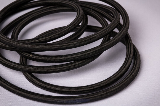 mangueras negras, cables negros, conductos negros, l&iacute;neas negras