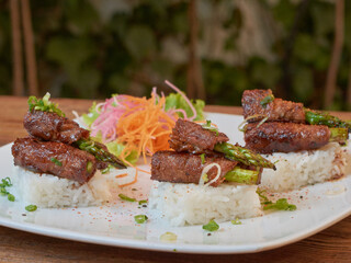 comida japonesa, salmon , arroz, camarones