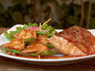 comida japonesa, salmon , arroz, camarones