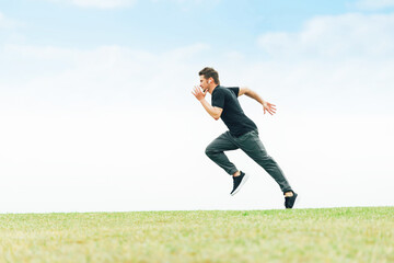 Fototapeta na wymiar 全速力・速いスピードで走るダッシュの練習をするスポーツウェアを着たランナーの白人男性 