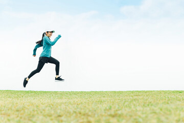 坂道で走るトレーニングをするアジア人女性（運動・スポーツ・ダッシュ）
