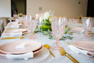 Decoración de mesa con flores para evento o fiesta