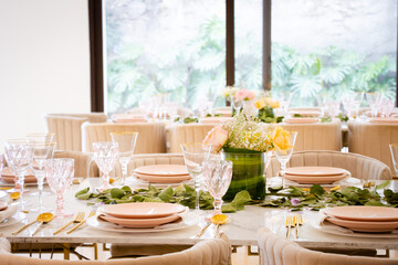 Mesas decoradas para fiesta o evento elegante con flores y vajilla rosada 
