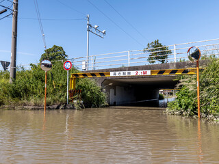 台風の影響で冠水して水没して通行禁止になったアンダーパス道路