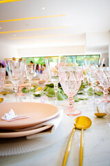 Decoración de fiesta elegante, con vajilla en rosa